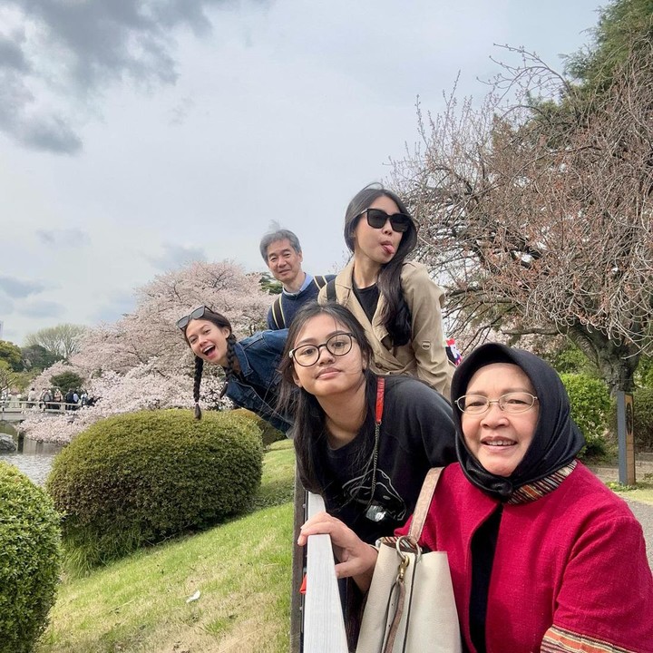 <p>Yuki Kato juga membagikan potret saat ia dan keluarga berada di kebun bunga sakura. Ya, tak seperti keluarga lain di Tanah Air, Yuki Kato mudik ke Jepang. Seperti diketahui, ayahnya Takeshi Kato, merupakan orang asli Jepang. (Foto: Instagram @yukikt)</p>