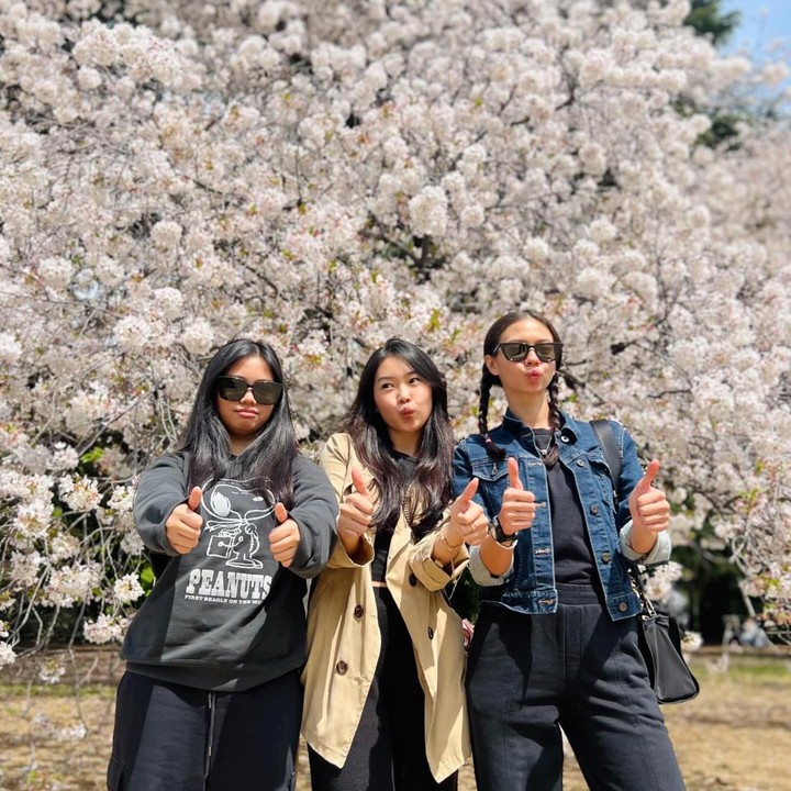 <p>Yuki Kato sendiri memang termasuk jarang membagikan momen kebersamaan dengan keluarga besarnya. Tetapi, di liburan kali ini, ia banyak mengunggah foto kebersamaan dengan keluarga, termasuk dua saudara perempuannya yang jarang tersorot kamera. (Foto: Instagram @yukikt)</p>