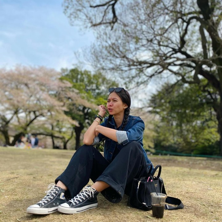 <p>Selama di Jepang, Yuki Kato mengunjungi beberapa tempat wisata nih. Dalam satu unggahan, Yuki Kato membagikan momen saat berada di ruang terbuka hijau. Ia menuliskan caption ucapan selamat Lebaran di akun media sosialnya. "Happy Eid! Minal aidin walfaidzin dari keluargaku untuk kalian semua," tulis Yuki Kato. (Foto: Instagram @yukikt)</p>