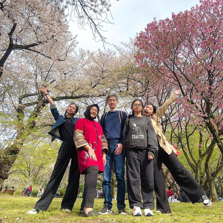 <p>Melalui unggahan ini, Yuki Kato juga membagikan foto keluarganya. Tampak Yuki Kato berpose bersama kedua orang tuanya dan kedua saudara perempuannya. Keluarga Yuki Kato terlihat menikmati momen kebersamaan ini. (Foto: Instagram @yukikt)</p>