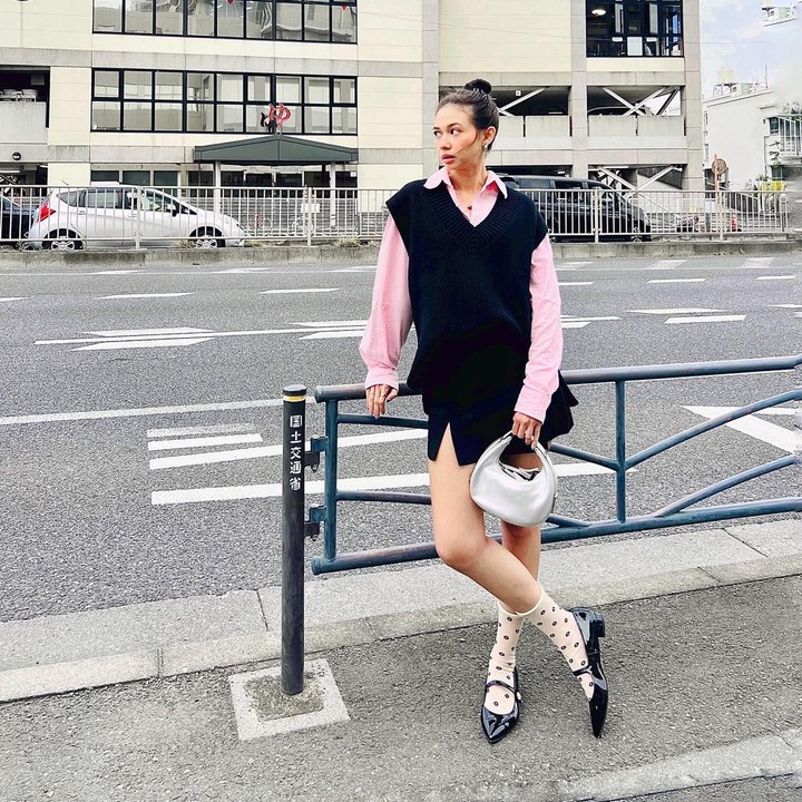 <p>Artis cantik Yuki Kato menghabiskan libur Lebaran di kampung halaman sang Ayah di Jepang. Perempuan 29 tahun ini diketahui merayakan Hari Raya Idul Fitri di Negeri Sakura, Bunda. (Foto: Instagram @yukikt)</p>