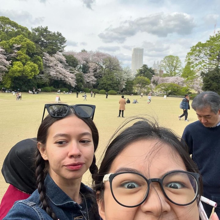 <p>Selama di kebun bunga sakura, Yuki Kato dan keluarganya seperti sedang menikmati piknik. Mereka duduk di rumput sambil berbincang dan mengambil gambar. Seru banget ya liburan Yuki Kato tahun ini, Bunda. (Foto: Instagram @yukikt)</p>