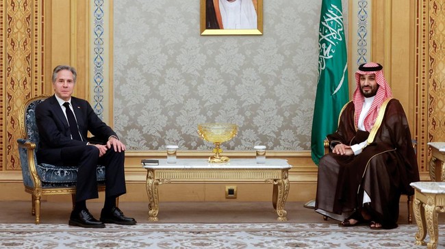 Menlu AS Antony Blinken bertemu Putra Mahkota Saudi Mohammed bin Salman bahas gencatan senjata di Gaza hingga rencana pascaperang.