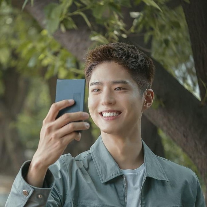 <p>Berbarengan dengan konfirmasi jadwal tayang, rumah produksi juga membagikan beberapa teaser foto para pemeran utamanya yang sedang tersenyum sambil melihat smartphone. (Foto: Acemaker Movie Works)</p>