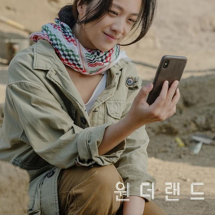 <p>Dari cuplikan foto para karakter utamanya, wajah mereka terlihat senang saat bisa berkomunikasi lagi dengan orang terkasih menggunakan teknologi AI atau kecerdasan buatan. (Foto: Acemaker Movie Works)</p>
