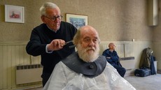 FOTO: Kesetiaan ala Kakek Pencukur Rambut di Prancis