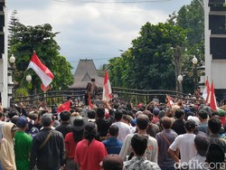Demo Tuntut Kades Tetap Dilantik di Banjarnegara Ricuh, 12 Terluka-2 Diamankan