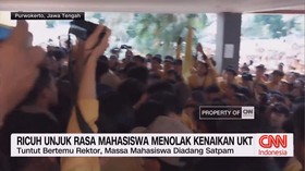 VIDEO: Ratusan Mahasiswa Tolak Kenaikan UKT Unsoed Pecahkan Kaca