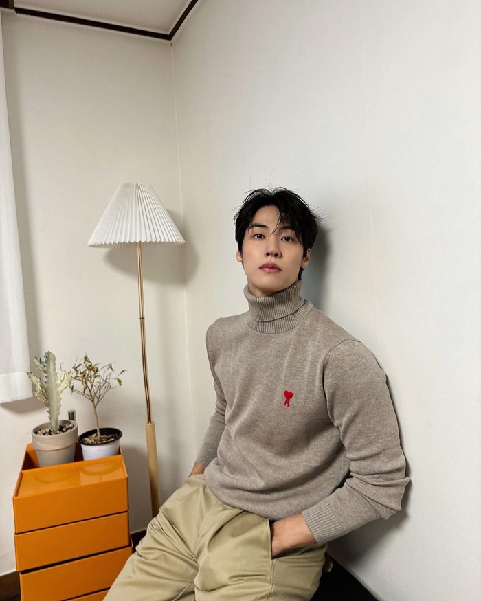 Di tengah karir bermusiknya yang sukses bersama N.Flying dengan menghasilkan hits 'Rooftop', Lee Seung Hyub memperluas karirnya ke dunia seni peran untuk pertama kalinya melalui drama OCN 'Save Me' pada tahun 2017 silam./ Foto: instagram.com/sssn9_zzzn9