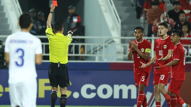 Rizky Ridho tampak marah hingga mau memukul monitor VAR ketika berjalan menuju ruang ganti usai mendapat kartu merah pada laga Indonesia vs Uzbekistan.