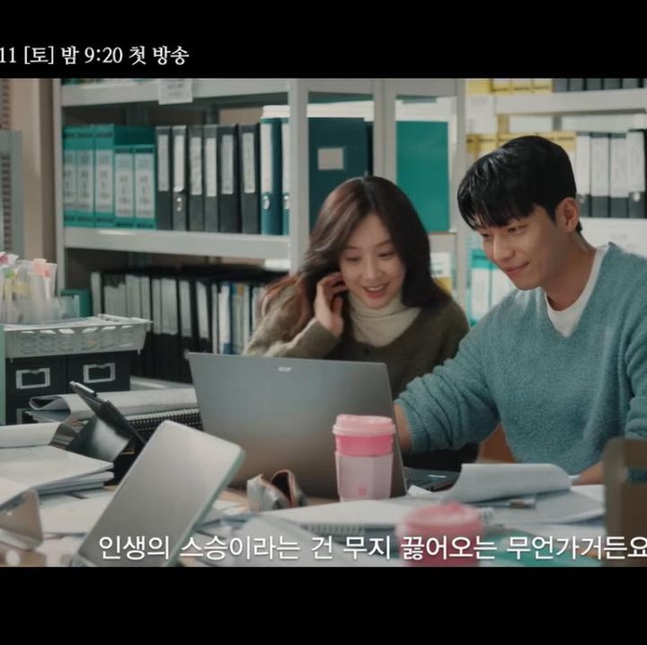 <p>Seiring waktu, Lee Jun Ho dan Seo Hye Jin mulai menjalin hubungan yang akrab. Keduanya kerap berbincang satu sama lain di luar keperluan pekerjaan. Tentunya, adegan-adegan dari kedekatan mereka akan membuat penonton merasa gemas. (Foto: tvN drama)</p>