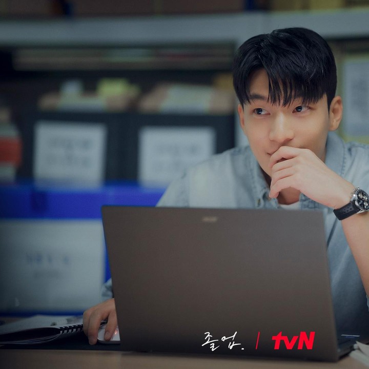 <p>Drama Korea <em>The Midnight Romance in Hagwon</em> akan dibintangi aktor tampan Wi Ha Joon, lho, Bunda. Ia akan berperan sebagai Lee Jun Ho, seorang pegawai kantoran yang memutuskan <em>resign</em> dan melanjutkan pekerjaannya sebagai instruktur bimbel. (Foto: X @CJnDrama)</p>