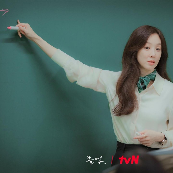 <p>Seo Hye Jin sendiri adalah seorang pengajar aktif di Daechi Chase yang ternyata dahulu guru dari Lee Jun Ho. Seperti yang disebutkan bahwa perempuan cantik ini merupakan alasan terbesar Jun Ho mendaftar di bimbel tersebut. (Foto: X @CJnDrama)</p>