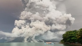 SAR Kerahkan 3 Kapal Evakuasi Warga Terdampak Erupsi Gunung Ruang