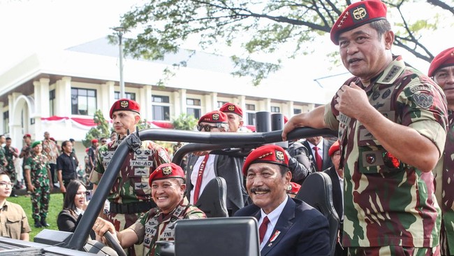 Pemerintah dan DPR didesak memperbaiki kesejahteraan para prajurit TNI di level bawah ketimbang mengizinkan prajurit boleh berbisnis.