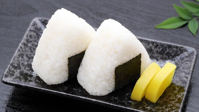 Onigiri merupakan kuliner Jepang berupa nasi kepal yang disukai banyak orang karena enak dan praktis. Namun, apa jadinya kalau onigiri dibuat pakai ketiak?