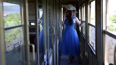 FOTO: Menari dan Menyanyi di Atas Kereta Jazz Albania