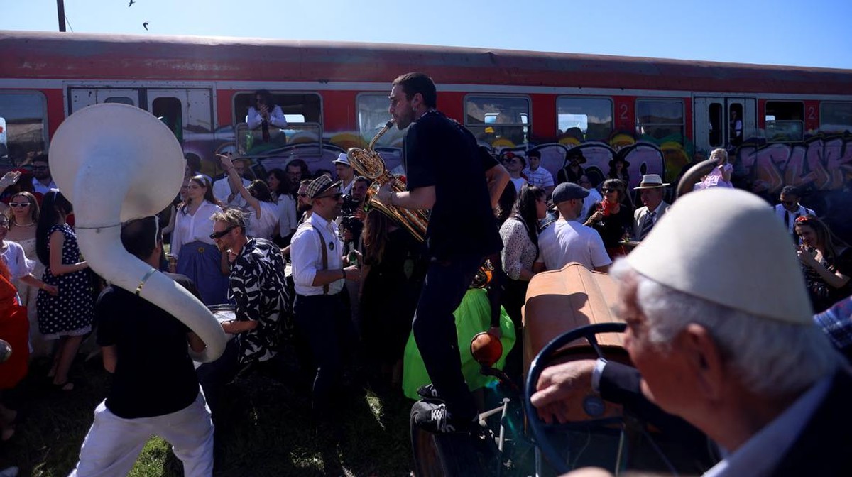 FOTO: Menari dan Menyanyi di Atas Kereta Jazz Albania