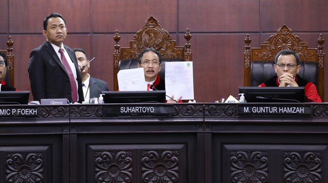 Ketua MK Suhartoyo soroti beda tanda tangan kuasa hukum di berkas atau sengketa Pileg 2024 DPD Provinsi Riau dalam sidang Senin (29/4). 