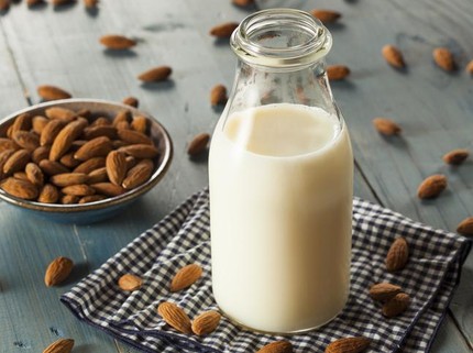 Dikenal Bisa Melancarkan ASI, Adakah Efek Samping Susu Almond untuk Ibu Menyusui?