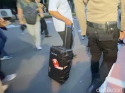 Intip Garasi Setjen DPR yang Ruangannya Digeledah KPK