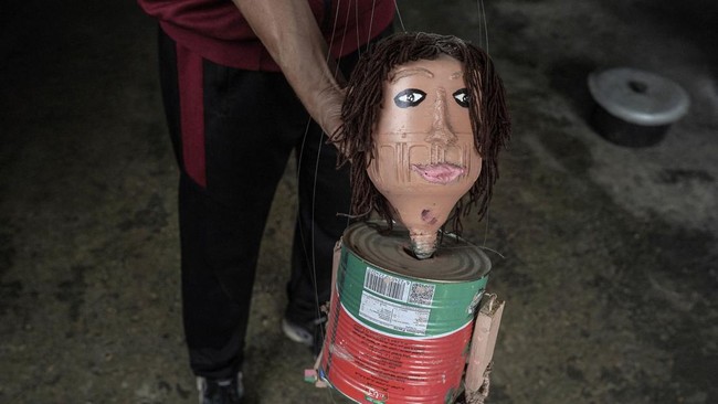 FOTO: Mahdi Karira 'Sulap' Puing-puing Perang Gaza Jadi Boneka