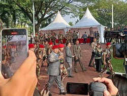 Pakai Baret Merah, Prabowo Hadiri Upacara HUT ke-72 Kopassus