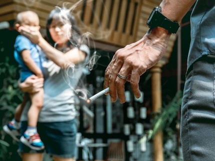 Ayah Perokok Bisa Sebabkan Anak Stunting, Simak 5 Dampak Buruk Lainnya