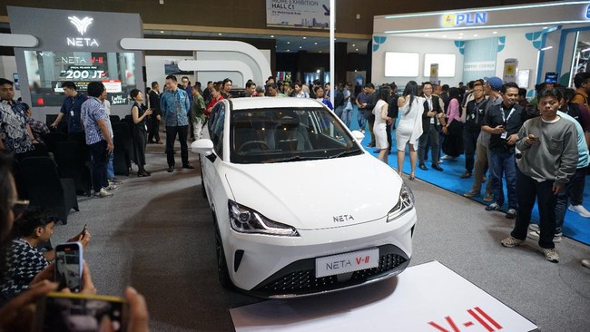 Pintu pemesanan untuk V-II, mobil listrik terbaru dari Neta, sudah dibuka dengan uang tanda jadi Rp5 juta.