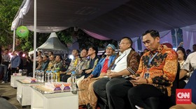 Sandiaga Ikut Nobar Timnas Bareng Gibran di Depan Balkot Solo Semalam