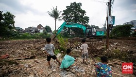 FOTO: Tatapan Pasrah Warga pada Alat Berat Normalisasi Kali Ciliwung