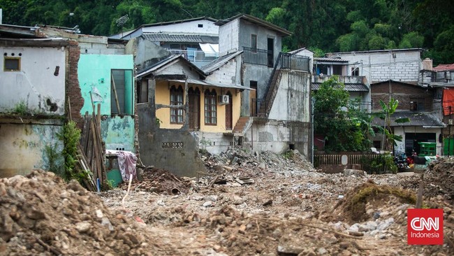 FOTO: Tatapan Pasrah Warga pada Alat Berat Normalisasi Kali Ciliwung