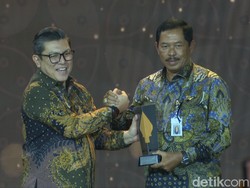 Pj Gubernur Nana Sudjana Terima Penghargaan di detikjateng-jogja Awards 2024