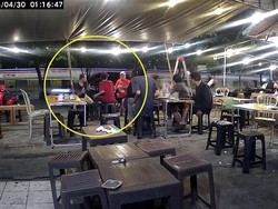 CRV Ngebut Tabrak 7 Motor yang Parkir, Pengemudi Kabur