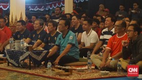 Momen Sultan HB X Lesehan Bareng Warga Nobar Timnas U-23 Semalam