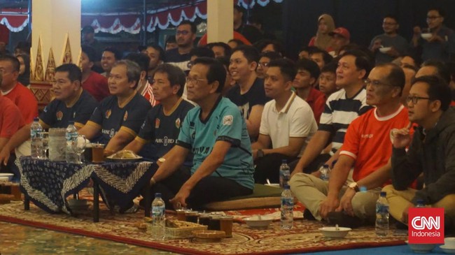 Gubernur DIY, Sri Sultan HB X tak segan duduk lesehan bareng warga nonton bareng laga semifinal Piala Asia U-23 antara Timnas Indonesia dan Uzbekistan semalam.