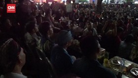VIDEO: Sandiaga Bareng Gibran Nobar Timnas di Solo