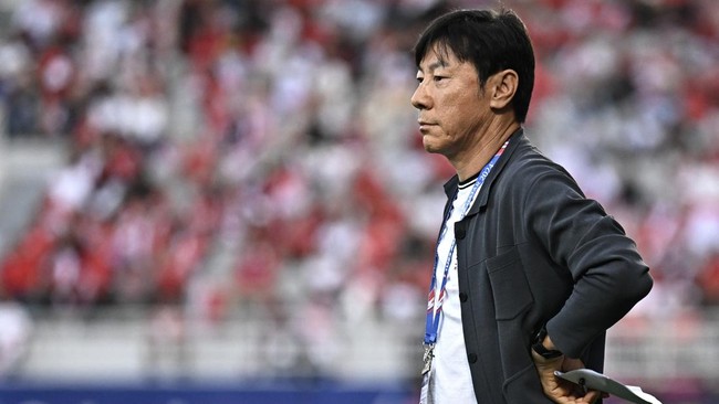 Shin Tae Yong mengungkapkan kekesalan yang ia rasakan terhadap keputusan wasit Shen Yin Hao di babak semifinal saat Indonesia tengah bersiap menghadapi Irak