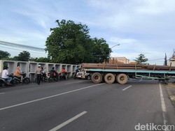 TrukTrailer Melintang di Menganti Gresik, Kemacetan Mengular 500 Meter