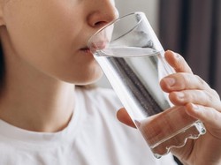 Diet Hanya Minum Air Putih Aman Dilakukan? Ini Penjelasan Ahli