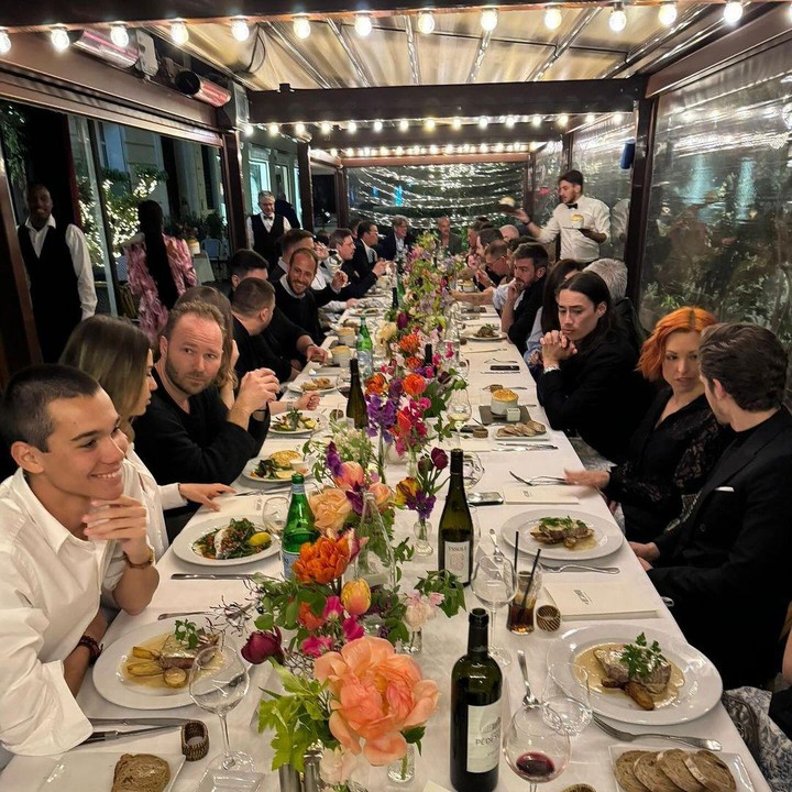 <p>Anggun mengadakan acara makan malam elegan bersama keluarga dan teman-temannya di salah satu restoran di Prancis. (Foto: Instagram@anggun_cipta)</p>