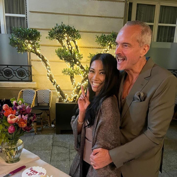 <p>Pada kesempatannya itu, Anggun tak lupa mengucapkan terima kasih kepada mereka yang telah hadir dalam acara ulang tahunnya. “Pesta ulang tahun yang indah Aku dikelilingi oleh cinta, suamiku tercinta, putriku yang luar biasa, teman-temanku yang berharga,” tulis Anggun, dikutip dari laman <em>Instagram@anggun_cipta,</em> Rabu (1/5/2024). (Foto: Instagram@anggun_cipta)</p>