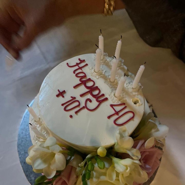 <p>Momen perayaan ulang tahun penyanyi asal Indonesia ini dibagikan langsung lewat akun Instagram pribadinya. Dari postingan itu, Anggun juga mengunggah potret kue ulang tahunnya yang bertuliskan “40 + 1”, yang berarti usianya tahun ini. (Foto: Instagram@anggun_cipta)</p>