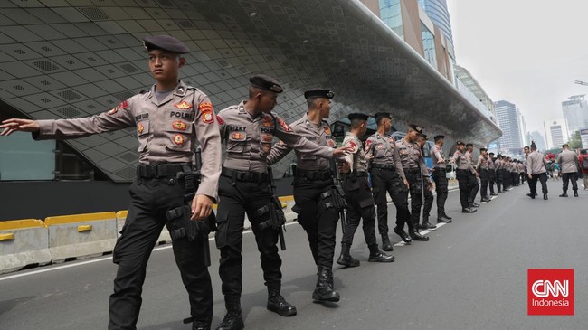 2.126 Personel Gabungan Diterjunkan Kawal Laga Persija vs Persib Sebanyak 2.126 personel campuran untuk mengamankan pertandingan Liga 1 Indonesia antara Persija vs Persib di Stadion Patriot Candrabhaga, Bekasi, Minggu (16/2).