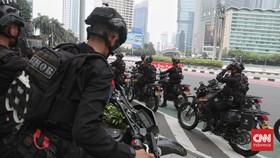 FOTO: Deret Baju Coklat Pengawal Demo Buruh di Thamrin
