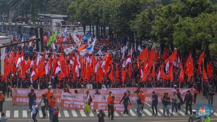 Buruh melakukan aksi unjuk rasa untuk memperingati May Day di kawasan Patung Kuda, Monas, Jakarta, Rabu (1/5/2024). (CNBC Indonesia/Faisal Rahman)