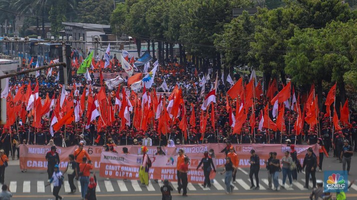 Buruh melakukan aksi unjuk rasa untuk memperingati May Day di kawasan Patung Kuda, Monas, Jakarta, Rabu (1/5/2024). (CNBC Indonesia/Faisal Rahman) Buruh melakukan aksi unjuk rasa untuk memperingati May Day di kawasan Patung Kuda, Monas, Jakarta, Rabu (1/5/2024). (CNBC Indonesia/Faisal Rahman)