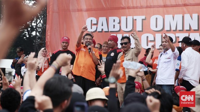 Partai Buruh meminta Prabowo Subianto terbitkan Perppu guna mencabut klaster ketenagakerjaan dari Omnibus Law Cipta Kerja jika sudah dilantik sebagai presiden