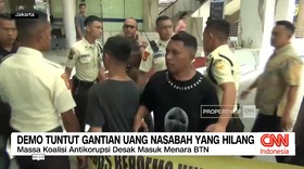 VIDEO: Demo Tuntut Gantian Uang Nasabah yang Hilang