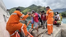 FOTO: Ramai-ramai Tinggalkan Pulau Hindari Letusan Gunung Ruang